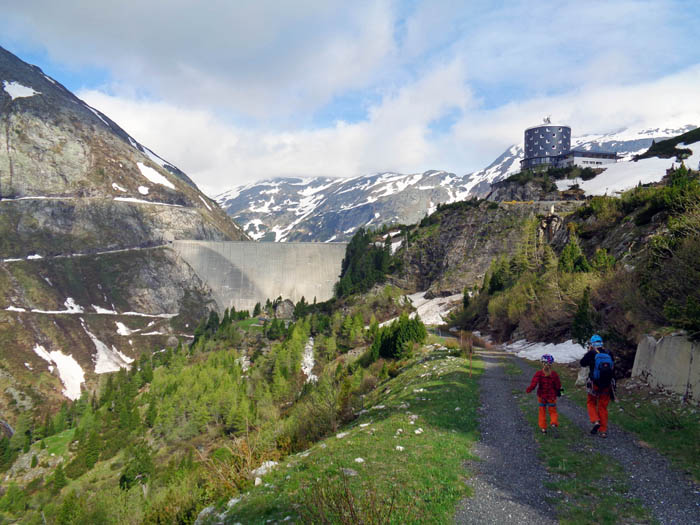 beim Abstieg zu den Seenplatten; die neue Kletterarena Damm High ist schnell erreicht - beim Felsturm genau unter der Staumauer