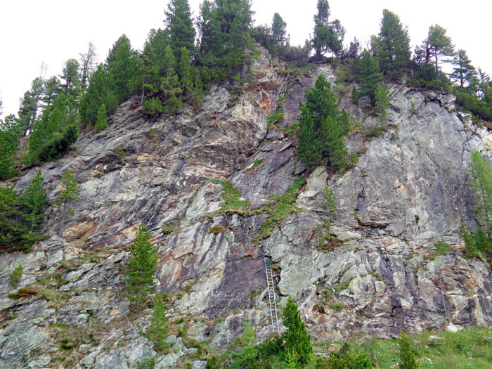 an der Hauptwand ein ähnliches Angebot: eingebohrte Routen und vier Klettersteigvarianten (A/B; 200 m); unmittelbar rechts der Leiter ...