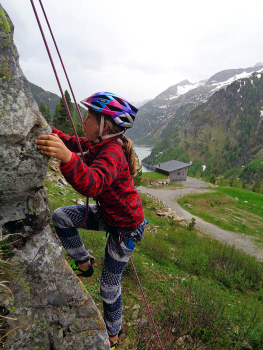 ... klettert Ronja zuerst eine nette Kante mit Galgenbichlspeicherblick ...