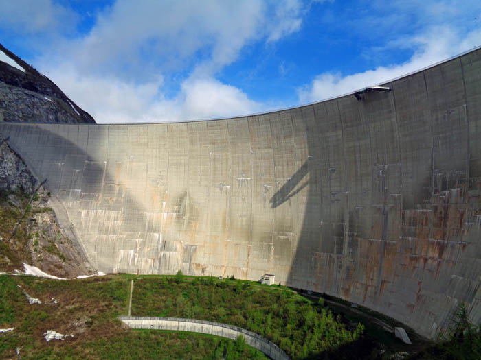 doch nun weiter zur Seenplatte; erst in weiten Serpentinen an den Fuß der fast 200 m hohen Staumauer hinunter