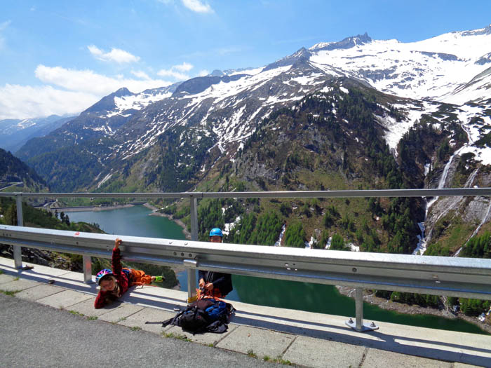 der Ausstieg erfolgt bei der Leitplanke der Hochalmstraße; darüber verdeckt der schöne hochalpine Klettergrat der Langkarschneid die Oberlercherspitze, einen herrlichen Schidreitausender, den heute ein halbes Dutzend Tourengeher besteigen