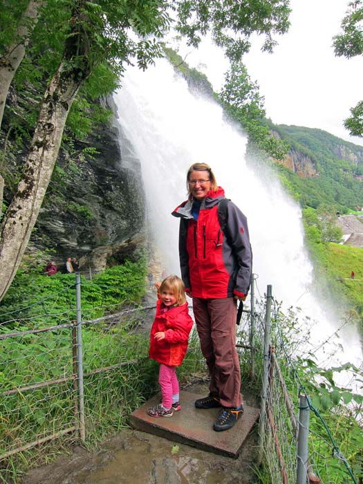 nach drei intensiven Wochen nutzen wir das durchwachsene Wetter dankbar für herkömmliches Sightseeing in Städten und entlang der Straße, in den kommenden Tagen im Setesdal können wir uns aber wieder auf makelloses Wetter freuen