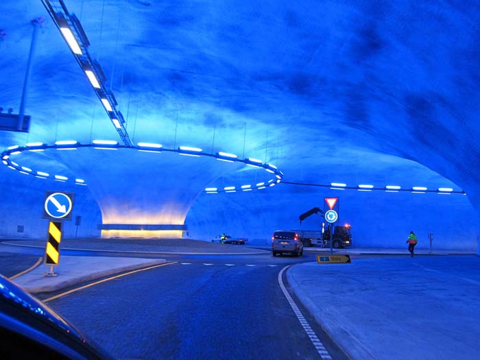 ein Beispiel für die erstaunliche Aufrüstung im norwegischen Straßenbau: unterirdischer Kreisverkehr nahe des Eidfjordes, praktisch im Inneren der Hardangervidda