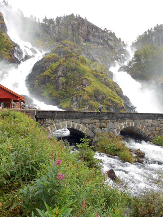 auf dem Weg vom Sørfjord ins Setesdal: der zweiarmige Låtefoss