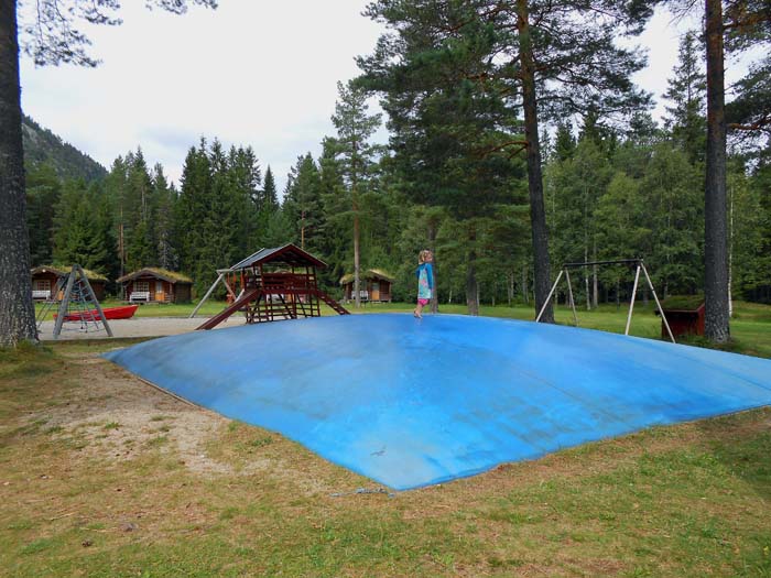 auf dem Kinderspielplatz ist der Hüpfdom für Ronja die Hauptattraktion