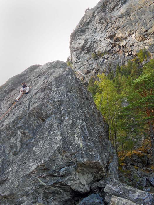 am SW-Fuß der mehrere Kilometer breiten Homfjellwand liegen gleich neben der Straße die beiden Edensteine; während am hinteren nur harte Routen im oberen 8. und 9. Grad zu finden sind, vergnügt sich Hedi hier am Vorderen Klotz in der „Ameisenstraße“ 4+