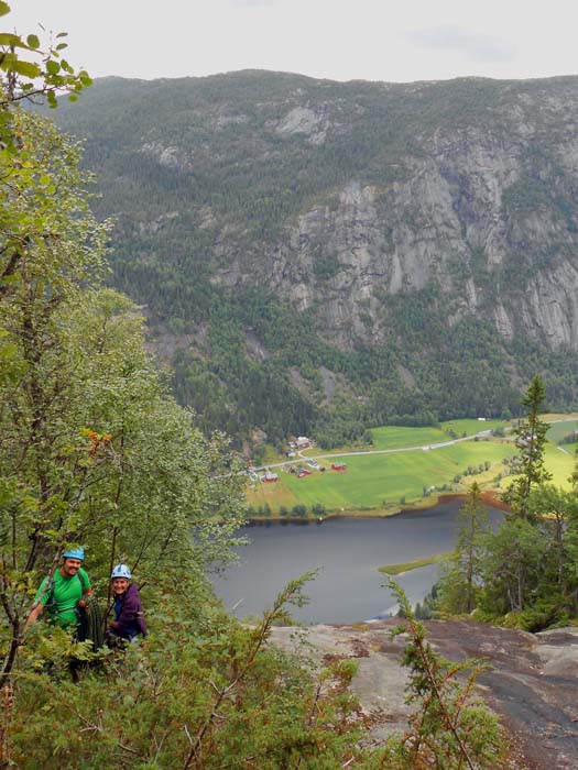 Hedi und Peter am Ausstieg; üblicherweise wird im Setesdal über die Routen abgeseilt, ...