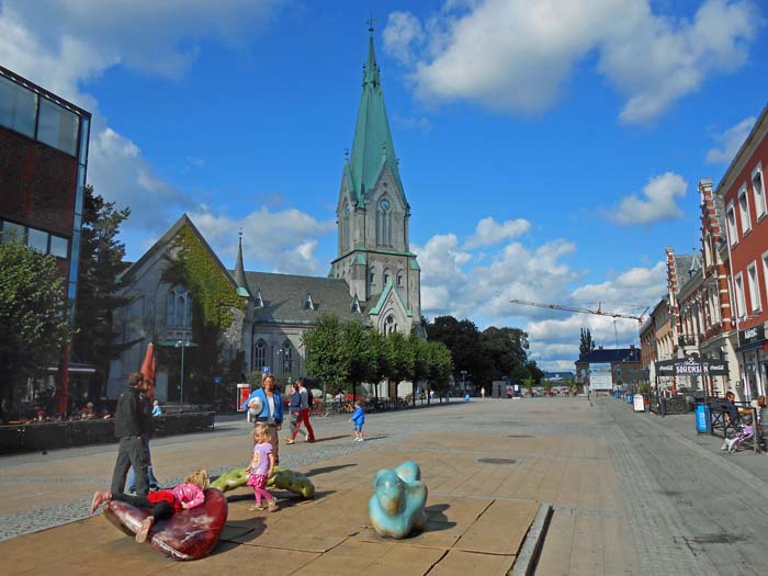 die neugotische Domkirke in Kristiansand; die Stadt kann landesweit die meisten Sonnenstunden verbuchen; wir verlassen hier Norwegen auf dem Seeweg ...