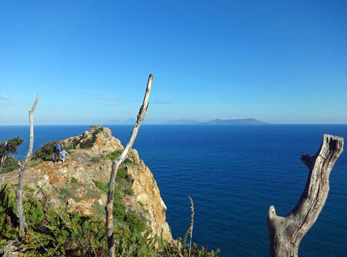 endlich auf Sizilien: das Capo Calavà mit Blick auf die Äolischen Inseln; zu Füßen der Mädels beidseitig tolle Mehrseillängenrouten, die leichteste ...