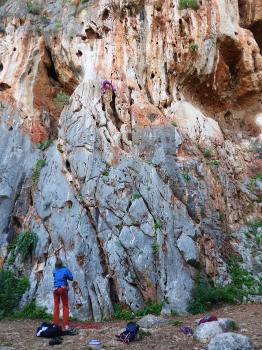 Palermo ist nicht nur eine Stadt für Kunsthistoriker und Freunde quirligen Lebens; zwei gewaltige Felsmassive mit nahezu unbegrenztem Potenzial stehen quasi mitten im Stadtgebiet, hier am Monte Pellegrino, Sektor Valdesi: Ronja in La Luffa 5c