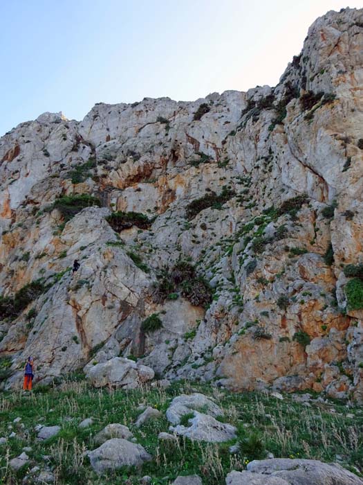 nach der White Wall folgt als zweite eingerichtete Wandflucht der Sektor Irenes Garden, wo Ronja den Zweiten Versuch 4a vorsteigt; unmittelbar nach ihr kletterte die Route Andy Holzer, unser Blind Climber aus Osttirol