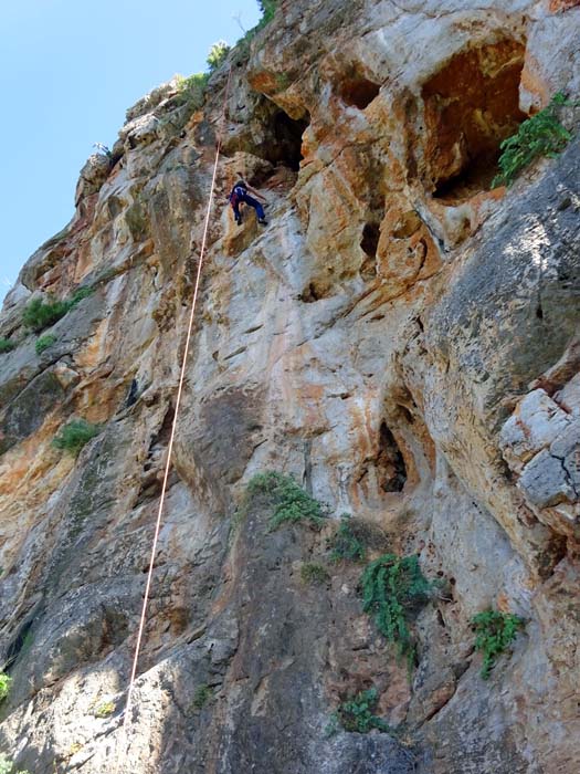 Ronja traut sich über ihre erste 6b: Via della Grotta