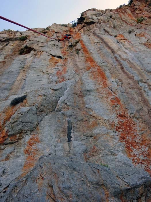 Ulli in der Via Rossa 6b; alle diese Routen sind von herausragender Felsqualität und Absicherung