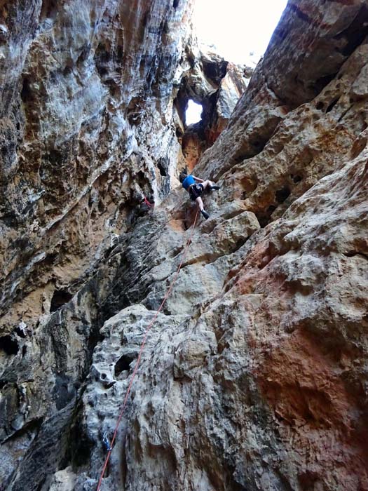 wir haben uns bereits bis zur Grotte des Sektors Pineta vorgearbeitet; hier im innersten Winkel findet man eine der allerleichtesten Routen von San Vito lo Capo, welche gleichzeitig vielleicht die außergewöhnlichste und romantischste ist: Way of Light, durch viele Begehungen etwas abgeglättet und zu 4a aufgewertet