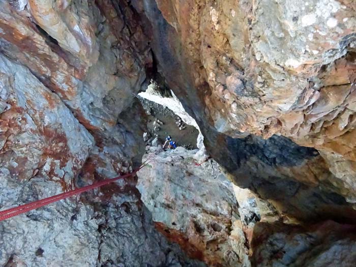 Tiefblick durchs Ausstiegsloch des Way of Light auf die Sichernden