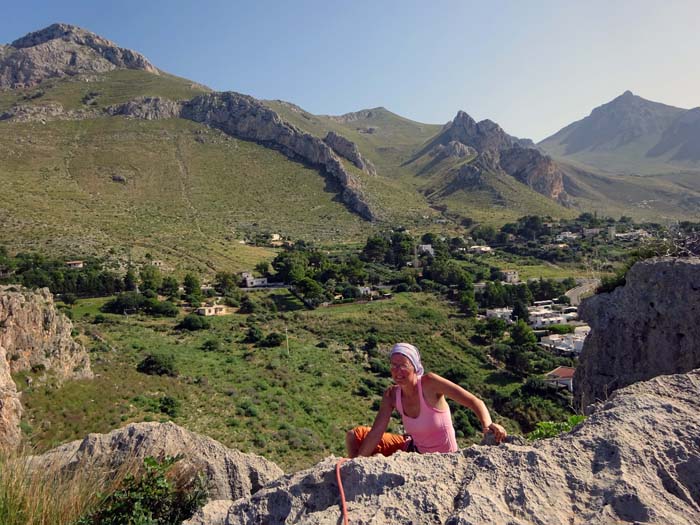 gleich hinter der Marisakante, schon im Auslauf der gigantischen Wandflucht, warten noch die Sektoren Far Side und Garden sowie zwei brandneue Gstöttenmayr-Sektoren; am Ausstieg von Stella Gemella 6a (Far Side) ziehen interessante Felsformationen im Hinterland unsere Aufmerksamkeit auf sich (klickt doch mal auf Dorsale del Drago im Archiv)