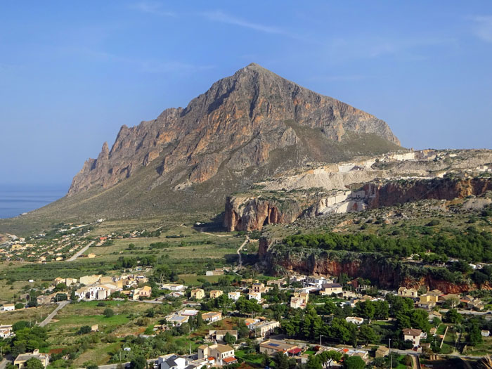 die herrlichen Felswände um den kleinen Ort Scurati bei Custonaci liegen schon gut 20 Autominuten von San Vito entfernt - wieder neue Eindrücke am Fuß des lohnenden Monte Còfano. Die Never Sleeping Wall wirft ihren Morgenschatten in Bildmitte