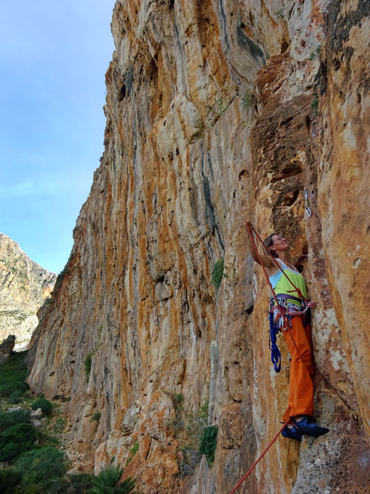 die leichtesten Routen ganz rechts in der Never Sleeping Wall: Ulli beginnt Harissa 5c