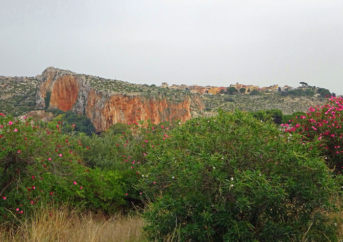 etwas weiter südlich, nach der Grotta (5 sauschwere Überhangrouten jenseits von französisch 8) die freundlichere Rocca Cerriolo zu Füßen des Städtchens Custonaci