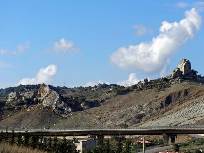 die Rocca San Benedetto nö. von Agrigento, eingebohrt ist die Felsgruppe links unten; durch den Autobahnbau ist die Staatsstraße 610 seit Ewigkeit gesperrt, auf der Suche nach den Felsen verbrachten wir beinahe zwei Stunden, wir empfehlen die Zufahrt über Favara, nördlich davon kommen die Riesenklötze in Sicht