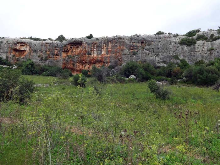 nicht weit entfernt liegt auf dem Weg nach Syrakus, hinter der Kleinstadt Rosolini, eine weitere Schlucht mit 30 sehr schönen Linien: Timpa Rossa, hier der linke Settore rosso