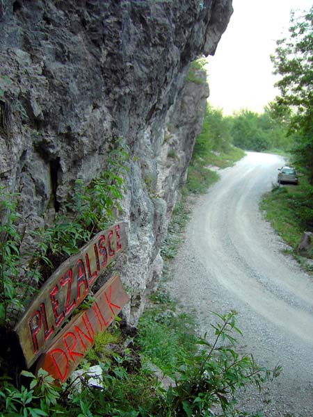 das neue Klettergebiet Drnulk liegt hoch überm Talboden direkt an einer abenteuerlichen, unbefestigten Bergstraße