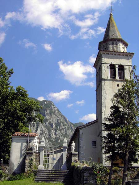 hinter der Kirche von Gradišče pri Vipavi erhebt sich die felsige Flanke der Gradiška Tura mit den zahlreichen Sektoren