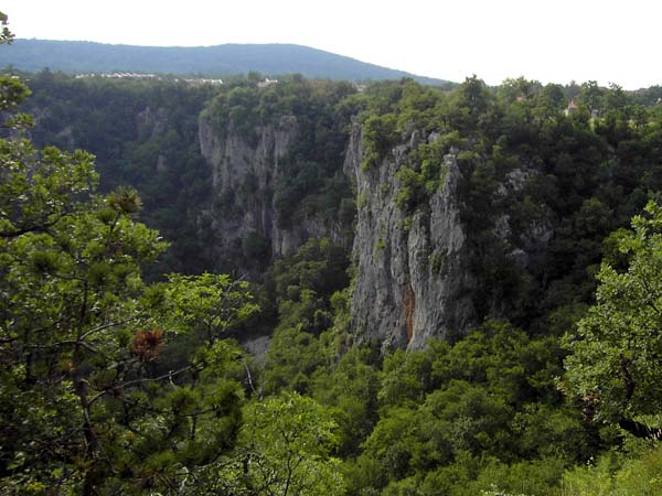 Blick von SO auf die Nordseite mit ihren Kletterrouten