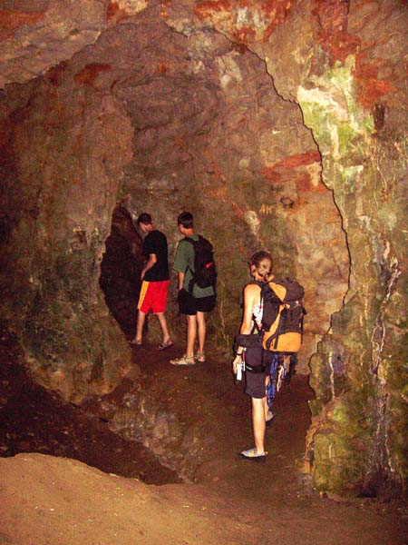 auch eine Höhle gilt es hier zu erkunden, Taschenlampe mitnehmen!