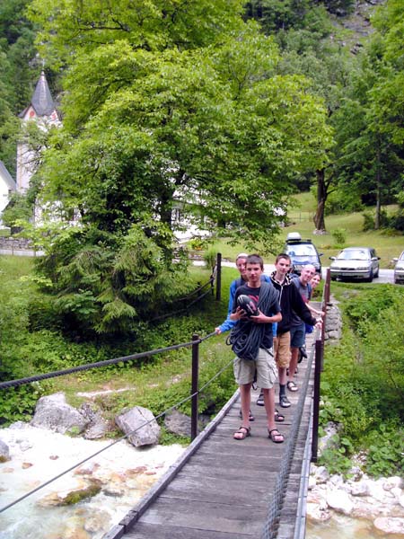 über eine schwankende Hängebrücke und einen wunderschönen Wanderweg entlang des Flusses ...