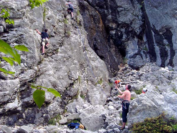 ... erreicht man in wenigen Minuten das kleine Klettergebiet von Pri  Pavru