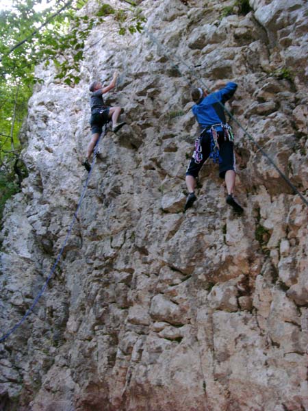 im Klettergarten Kal-Koritnica. Ulli in Kajak 4a; Thomas in Raft 4b