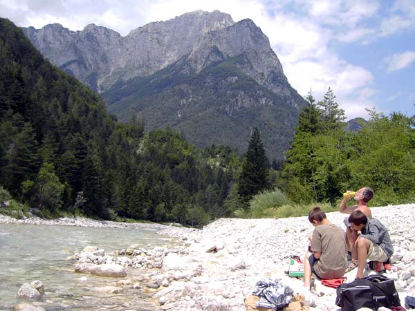 die Koritnica, ein nördliches Seitental: Plätze wie dieser - hier knapp nördlich der Flitscher Klause - fordern das Schmieden neuer Pläne geradezu heraus. Im Hintergrund die Südwand des Raibler Seekopf