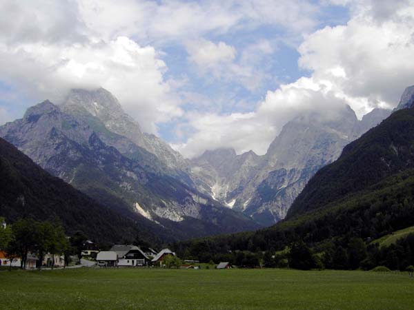 Log pod Mangrtom unterm Predilpass. Blick gegen NO auf Mangart (li) und Jalovec