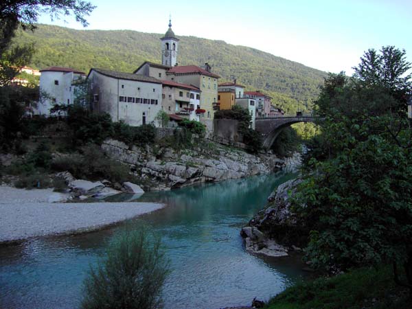 gleich nördlich der Brücke von Kanal findet sich ein schöner Badeplatz