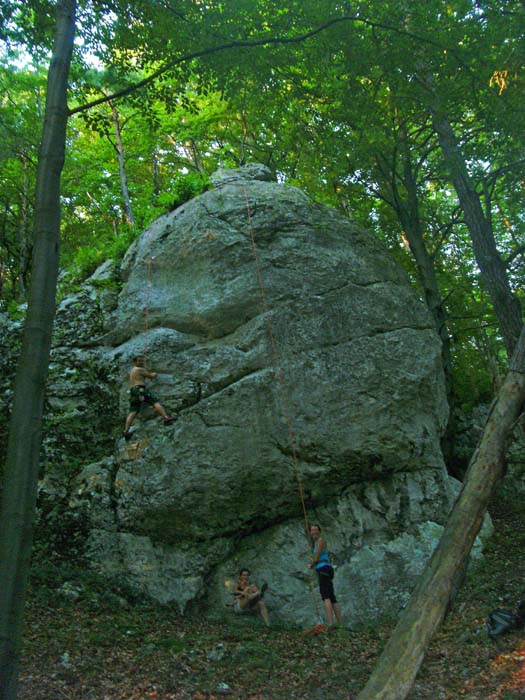 am nordwestl. Felsturm des beschriebenen Sektors sind 5 Routen eingebohrt, Peter in der leichtesten (4+)