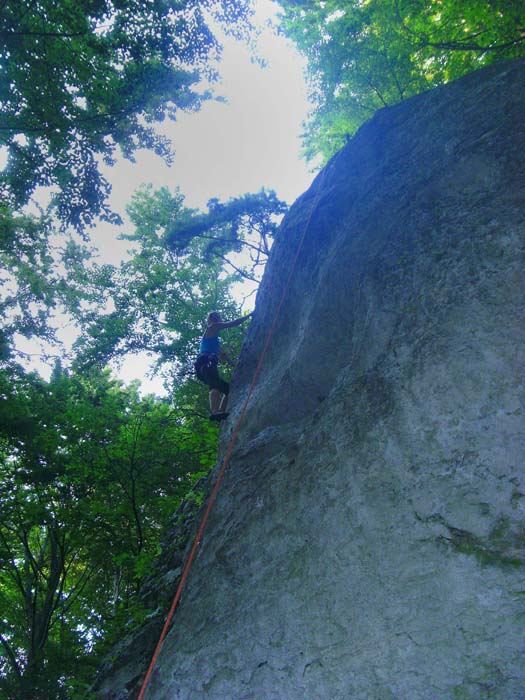 gleich daneben glatte, harte Züge, am Felsen rechts weitere 9 Routen