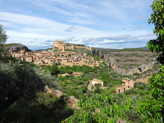 wir starten südlich der Pyrenäen in Aragon; die roten und grauen Kalkfelsen des schön gelegenen alten Maurendorfs Alquézar bieten Klettereien hauptsächlich im 7. Franzosengrad