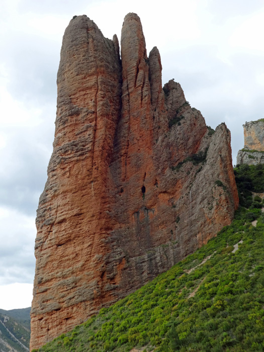 am linken, westlichen Rand der fantastischen Kulisse: Fire mit den tollen 9 Seillängen von Directa As Cima 6c (6b A0) - 270 eindrucksvolle Meter auf die schlanke Nadel in der Mitte