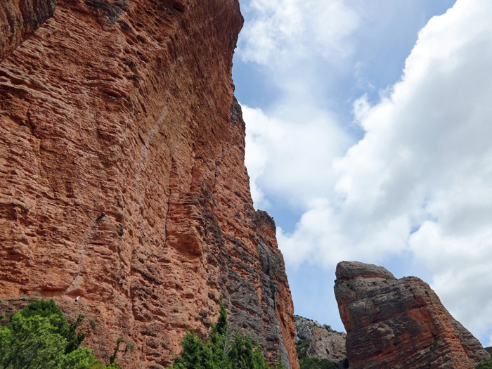 ganz rechts La Visera mit legendären Routen wie Chinatown 6c+ (6b+ A0), 7 SL, 270 m