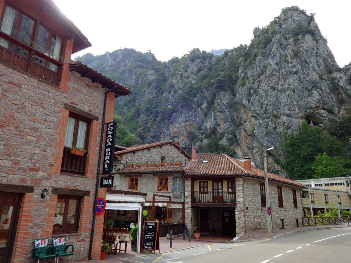 der spanischen Nordküste folgend erreichen wir die Picos de Europa; der Desfiladero de La Hermida gehört mit über 20 km Länge zu den größten Schluchten Spaniens, im neuen Kletterführer Roca Verde von Richie Patterson (ISBN: 987-0-9928874-2-1) werden in diesem Canyon gleich neun Klettergebiete behandelt - im Bild Cueva del Ribero über dem namensgebenden Dorf La Hermida, zurzeit 21 Routen bis 30 m Höhe zwischen 5+ und 8a