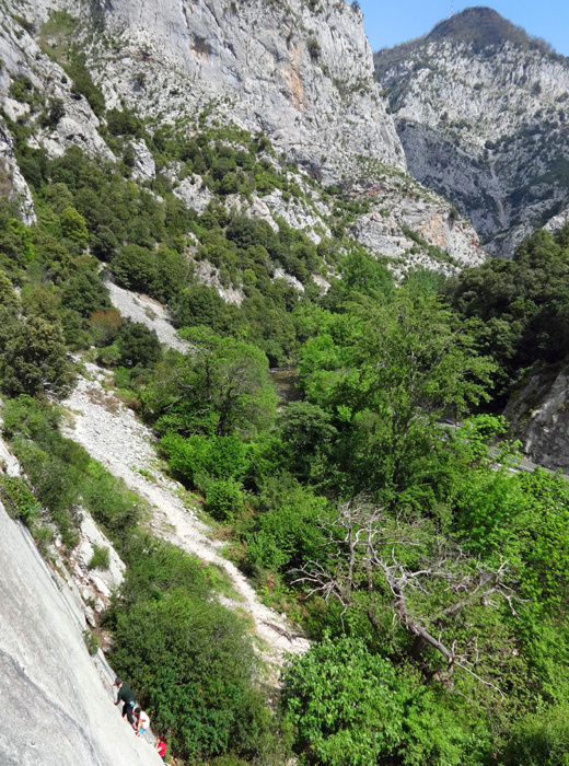 Blick aus den Platten in die Hermidaschlucht, links hinten noch ...