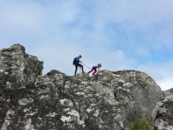 noch ein kleiner Ausreißer in den galicischen Granit: neben den schönen Urgesteinsgebieten an der nordwestlichen Ecke Spaniens (s. den Führer Galicia Vertical) haben wir am Pico da Garita (s. Link am Ende des Textes) eine perfekte Alpinspielwiese für Ronja entdeckt; der Klettergarten gleich unterhalb ist zurzeit leider wegen eines Vandalenaktes nicht nutzbar