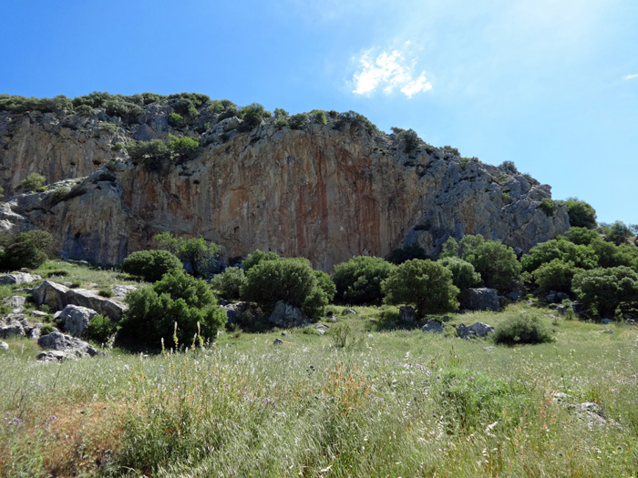 noch etliche Kilometer weiter östlich, hinter Villanueva del Cauche, stehen keine fünf Minuten oberhalb der Straße die Felsen von Yugoslavia; im Bild der Hauptsektor Pared Roja mit 36 Routen, ...