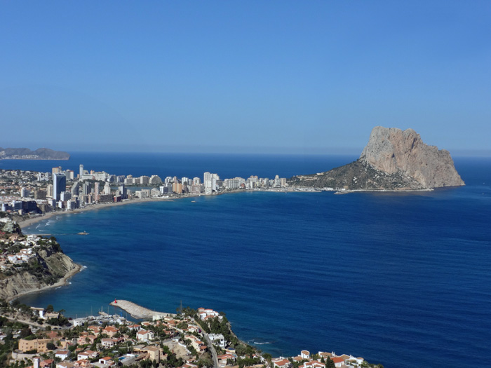 draußen an der Costa Blanca: der Urlaubsort Calpe mit dem Peñon de Ifach, vielleicht aufgrund seiner Lage der fotogenste unter den unzähligen Felsen zwischen Valencia und Alicante; Tausende Touren an schwerst verbauter Küste