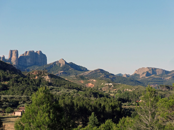 zum Abschluss besuchen wir noch ein ganz besonderes Gebiet im südwestlichen Katalonien, den Parc Natural dels Ports in der Serra del Coc: eins der Wahrzeichen hier sind die Roques de Benet