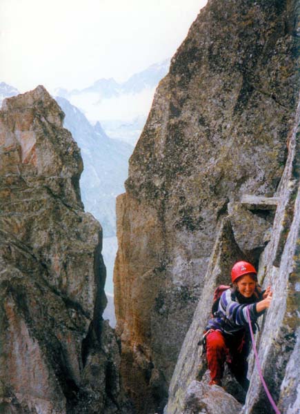 Ulli klettert durch die Scharte oberhalb des Einstieges in die Nordseite; überm Stand ...