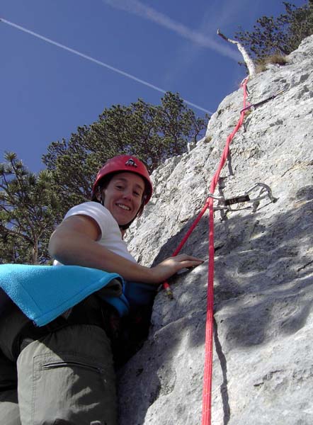 Sabine in der 6. SL der Direkten Richterkante - für den ersten Versuch im Fels hält sie sich tapfer
