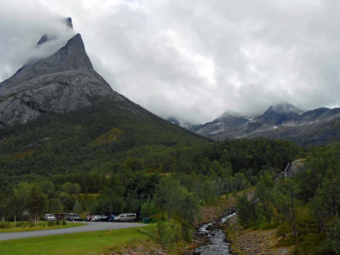 am Parkplatz verbringen nicht nur norwegische Alpinisten oft Tage mit Warten auf schönes Wetter, um anschließend unverrichteter Dinge wieder nach Hause zu fahren (kürzester Weg nach Oslo fast 1500 km); der Aufstieg beginnt rechts ins Tal hinein