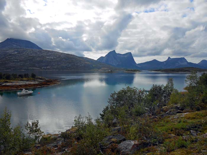 eine Autostunde wsw. von Narvik sind wir umzingelt von interessanten Granitzacken und -kuppeln; hier an der E6 am Efjord